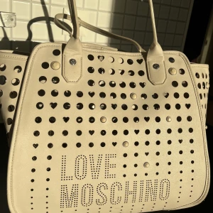 Love Moschino väska  - Nypris: 3500 kr  Kommer med liten necessär väska! Fint skick, använt ett fåtal gånger. Skriv privat för fler bilder eller ytligare frågor! 