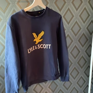 Tröja  - Tröja från lyle and scott i mycket bra skick 