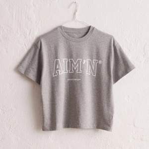 Supersnygg t shirt från Aimn i storlek M. HELT NY utan prislapp dock! Köptes för 399 kr