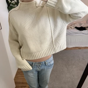 Stickad tröja - Vit stickad tröja med sömmar 