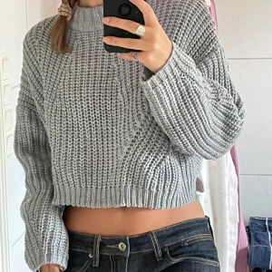 Stickad  - Grå stickad tröja i croppad modell🎀Säljer många fler stickade tröjor, kolla gärna in min profil 🫶🏻