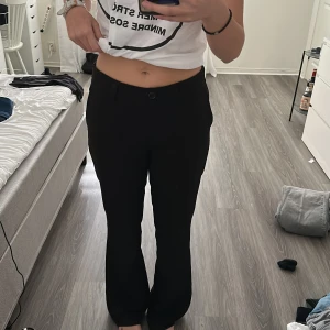 kostymbyxor svarta - ett par jättefina kostymbyxor som tyvärr blivit för stora för mig, är i ett bra skick. Är i storlek L men passar storlek M eftersom dom är små i storlekarna. Är 167 och längden är perfekt 