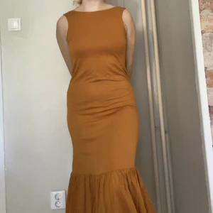 Långklänning - Snygg långklänning! Står storlek xs men vet inte vad de dillar om för den är aslång (jag är 160 cm som referens). Älskar färgen men klänningen passar inte mig så bra tyvärr. 