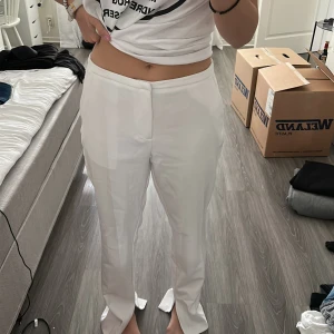 vita kostymbyxor  - jättefina kostymbyxor, aldrig använda, är för stora för mig därmed säljs dom. Har en utsväng vid fötterna , är 167 och dom har perfekt längd