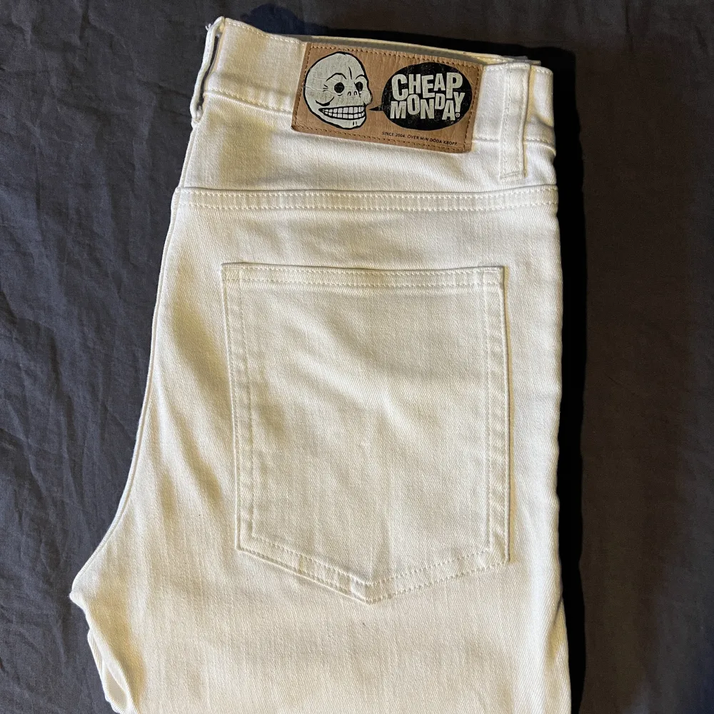 Hej! Säljer ett par vita Jeans från Cheap Monday i storlek 30x32 och slimfit i passform. Jag köpte dom på Åhlens i Göteborg. Hör av dig vid frågor. Jeans & Byxor.