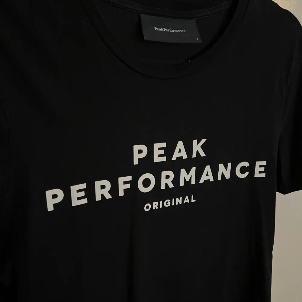 Hej! säljer nu denna tshirt från Peak Performance då jag tyvärr växte ur den fort. Den är i nyskick och knappt använd. Jag köpte den på Boozt.  Hör av dig vid frågor. T-shirts.