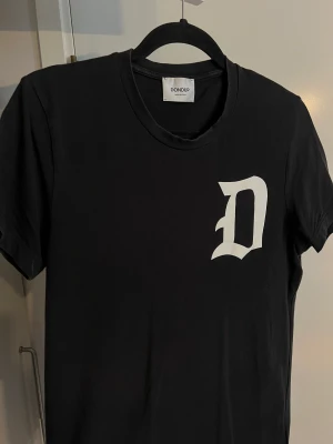 Dondup Tshirt - Hej! Säljer denna snygga Dondup t-shirten då jag tyvärr växt ur den. Den är jättebra skick och köpt på W19 i Göteborg för 700kr Kvitto samt taggar finns kvar.  Hör av dig vid frågor eller vill se fler bilder