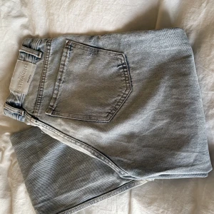 Jeans  - Ett par super fina och sköna jeans som inte kommer till användning för mig längre. Skriv privat för fler bilder! 