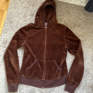Vintage juicy coutoure set - Vintage juicy couture set i färgen brun. Tidigare köpt på Plick, skicket är inte helt perfekt, men det funkar. Storleken är L i barnstorlek men passar någon med storlek XS, då armarna och benen kan vara för korta på de längre. Pris kan diskuteras🤗