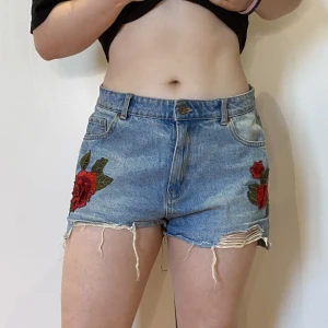 Ros Jeans Shorts - Använda en gång. Sitter bra på en medium och small också med skärp!🫶🏻 #shorts #blåashorts #jeansshorts #vintage #streetwear #jeans #large #oversized #80s #90s #kawaii #cute #fynd #billigt #skåne #malmö #lund #rosor #mönstradejeans