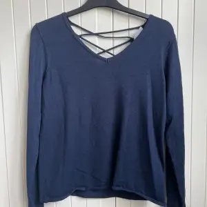 Säljer fin marinblå tröja från Vero Moda i mycket bra skick💞