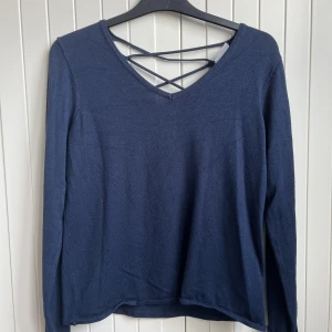 Finstickad tröja  - Säljer fin marinblå tröja från Vero Moda i mycket bra skick💞
