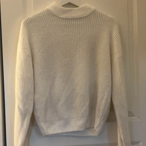 Stickad tröja - Säljer denna fina vita tröja då den tyvärr inte kommer till användning, sjukt mysigt material.