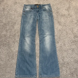 Ljusblå lågmidjade jeans  - Skit snygga ljusblå lågmidjade jeans som tyvärr var för stora för mig!!!💞💞