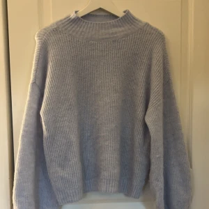 Stickad tröja - Säljer denna fina tröja då den börjar bli för liten för mig, använd ett fåtal gånger, jätte mjuk och skön. 