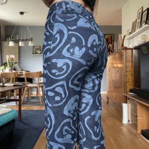 Jeans med tryck - Jeans med smileys köpta från märket collusion på asos, knappt använda 