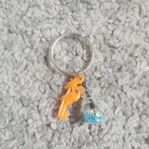 Nyckelringar och berlocker  - Säljer en massa matrial och berlocker och smycken t.ex som ni ser på bilden, nyckelringar❤️pris diskuteras