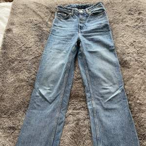 Blå jeans från Weekday i modellen Rowe. Storlek W26 L32, fint skick!