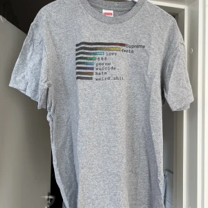 Supreme Chart T-shirt - T-shirt av Supreme från kollektionen SS18. Skick: 7/10. Inga defekter.