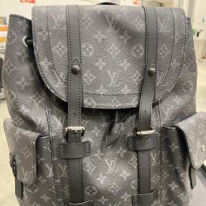 Hej, jag vill nu sälja min tjejs ryggsäck från Louis Vuitton som hon har använt några gånger för att resa.  Pris ej hugget i sten.  Skick 9.5/10 Nypris: 34000kr