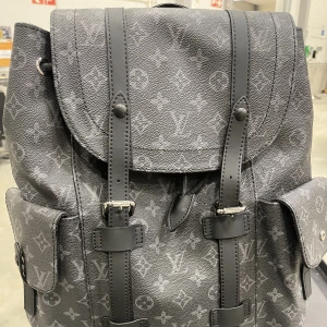 Louis Vuitton ryggsäck väska - Hej, jag vill nu sälja min tjejs ryggsäck från Louis Vuitton som hon har använt några gånger för att resa.  Pris ej hugget i sten.  Skick 9.5/10 Nypris: 34000kr
