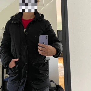 J Lindeberg jacka - En fin höst & vinterjacka. Nypris 4500kr, jag säljer den för 699kr. Passar den som är runt 180. Hör av er vid frågor 