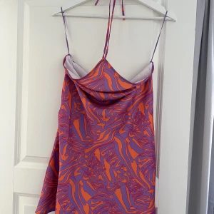 Färgglad klänning  - Festklänning kort 