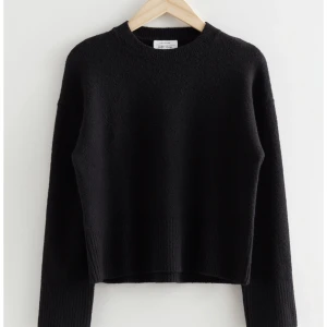 OtherStories - Stickad tröja från other stories köpte för 490. Den är använd Max 10 gånger och säljer den för den kommer inte till andvändning. Pris kan diskuteras💕