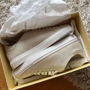 Helt oanvända Arigato skor - Hej! Säljer dessa helt nya arigato skorna i en beige snygg färg. De är aldrig använda, endast provade inomhus. Säljer inte billigare då dom är HELT nya‼️