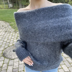 Hm stickad off sholder🤍 - Fin stickad off sholder tröja grå blå! Varm fin stickad tröja!🫶🏻 Endast använd vid två tillfällen! Perfekt till hösten🍁 Inga hål🤍