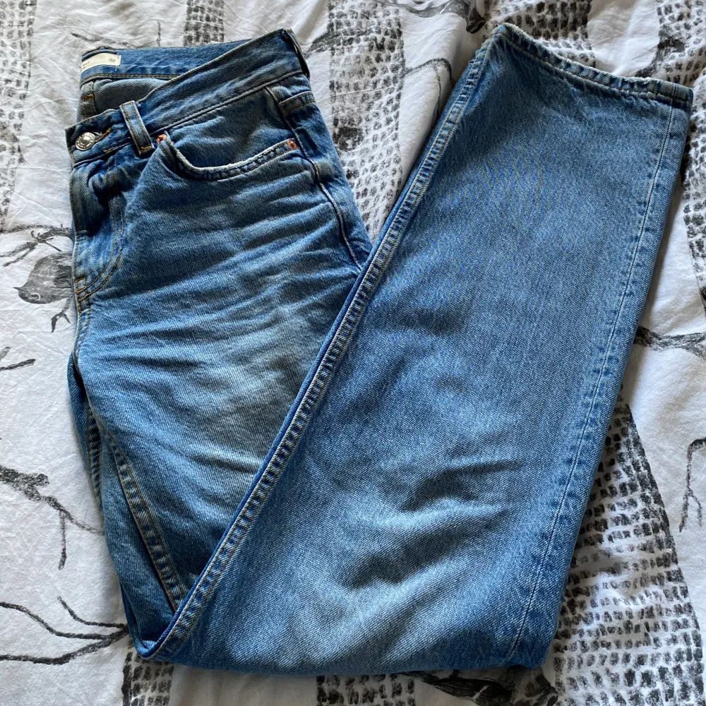 säljer mina loose jeans ifrån gina tricot använda några gånger men är i fint skick. det är storlek 32. och på mig som är lite smal så är dem loose fit. skriv för mer bilder orginalpris: 500kr (KÖPAREN STÅR FÖR FRAKT). Jeans & Byxor.