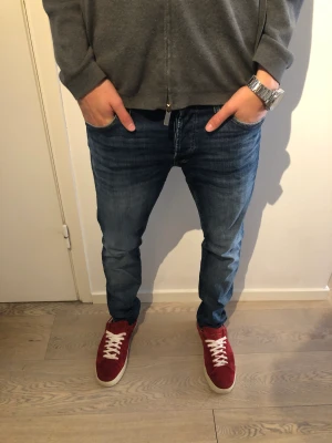 Jack and Jones jeans  - Säljer dessa Jack and Jones jeans. Nypris 899. Hör av er vid eventuella frågor 