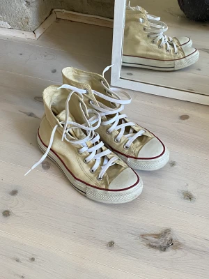 Converse - Välanvända converse i storlek 37,5 men skulle säga 38! Lite gulbeiga! Om ni vill ha närmare bild på dom så är det bara att säga till!😊