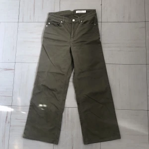 Gröna jeans - Croppade midrise jeans från Carin Wester 💚 Stl 36. Bara använda några gånger, superfint skick!  
