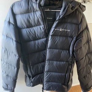 sail racing jacka  - Säljer denna sail racing då den inte kommer till användning, den har inga defekter och är endast använd ett få tal gånger. Hör av er vid intressee