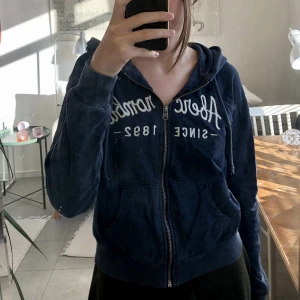Abercrombie & fitch hoodie - Zip hoddie i S. Snygg passform🦋