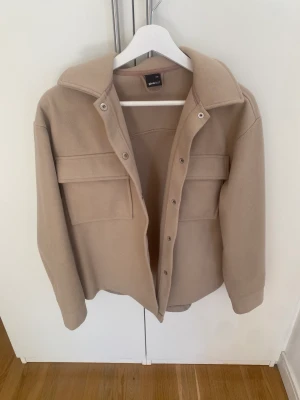 Gina Tricot Jacka  - Säljer nu min jättesnygga höst/vår jacka i en beige färg. Jackan är använd och därav lite nopprig men skulle inte säga att man tänker på det. Passar perfekt nu till hösten.💕