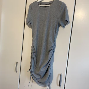 Klänning från H&M  - Använd några gånger, man kan justera längden på klänningen vid sidorna. 