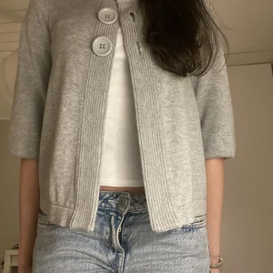 Kortärmad kofta - Kortärmad kofta från hm. Väldigt fint skick💛. Det är bara att fråga om ni vall ha fler bilder på☺️