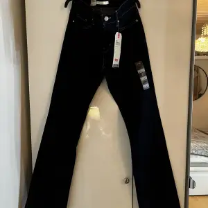 Säljer nu dessa supersnygga Levi’s jeans. Helt oanvända, storlek 26x32, nypris 69,5$, alla taggar är kvar.