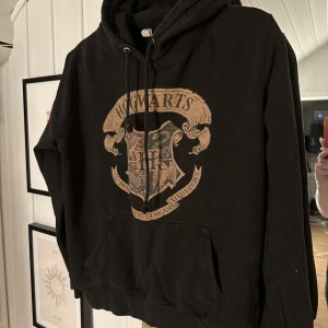 Hogwarts huvtröja  - Den är tyvärr för liten för mig, använd några gånger, Storlek M men skulle säga att den är mer S
