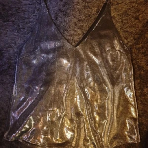 Silvrigt glittertopp - Glittrande överdel i fint skick. (KAN FIXA PAKETPRIS OCH RABATT VID KÖP AV FLERA GREJER SAMT SAMFRAKT❗)