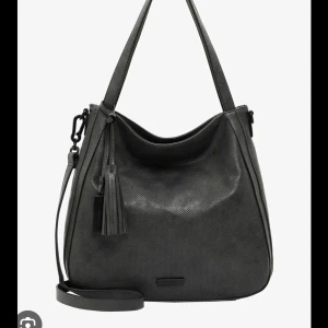 Suri Frey väska - Jättefin väska från Suri Frey💕 Nypris 819kr💖 Använd fåtal gånger då jag har liknande💗 gratis frakt om köpet görs via plick💗