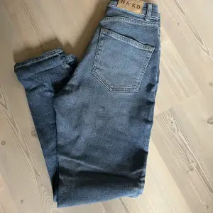Blåa mom jeans från NA-KD i storlek 32. Högmidjade. Endast använda en gång så i nyskick, säljes då de inte passar mig.  Nypris 399kr, mitt pris 230kr plus frakt. Har mycket fler plagg ute tillsalu! 