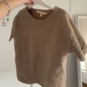 Beige tröja - Beige Kashmir Tshirt! Storlek 40, men skulle säga xs/s! 💓