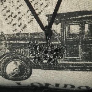 Fjärilshalsband - Fjärilshalsband med strass💕