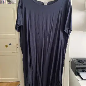Mörkblå vid klänning i 100 % viskos