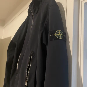 Stone Island Jacka - Säljer nu min fina Stone Island light shell-r jacka. Den är i Storlek L men kan passa de se har medium. Väldigt snygg jacka som drar till sig massa komplimanger, Köptes i spanien förra sommaren. Hör av er om ni har frågor!