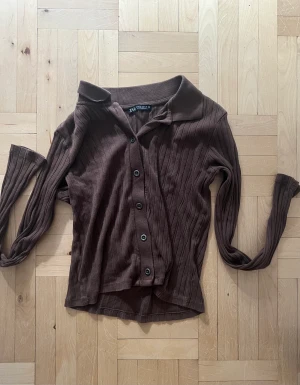 Tröja från Zara - Fin brun tröja från Zara med knappar❤️