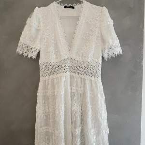 Säljer denna superfina klänning från ginatricot, endast använd en gång på min student så klänningen är i nyskick!💞 Nypris: 699kr